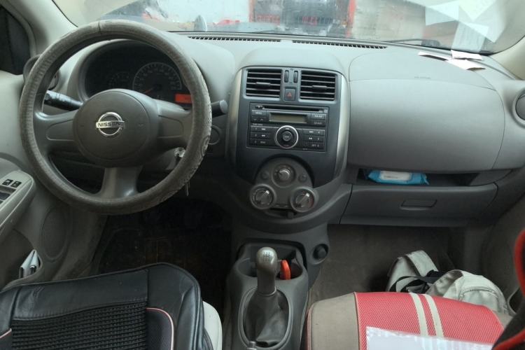 Used Nissan Sunny 2011 1.5XE Manual Comfort Edition Center Console