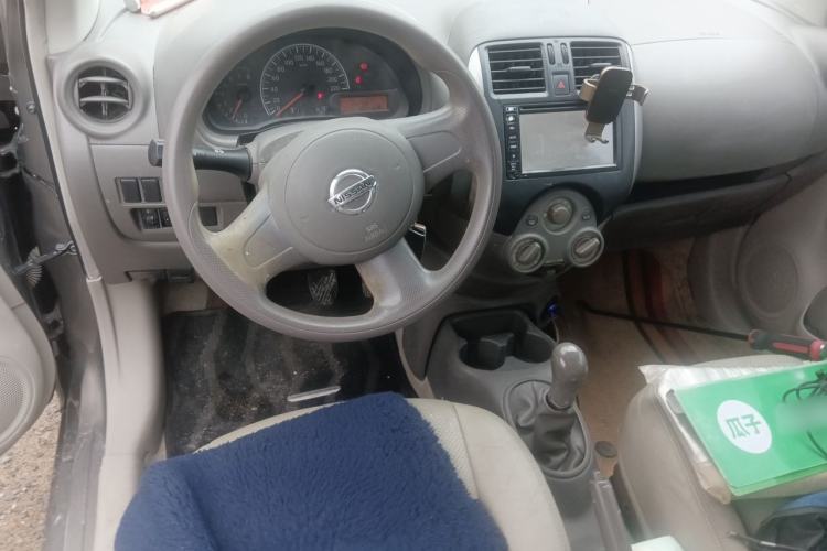 Used Nissan Sunny 2011 1.5XE Manual Comfort Edition Center Console