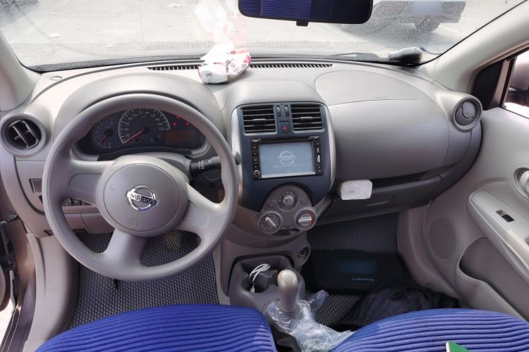 Used Nissan Sunny 2011 1.5XE Manual Comfort Edition Center Console