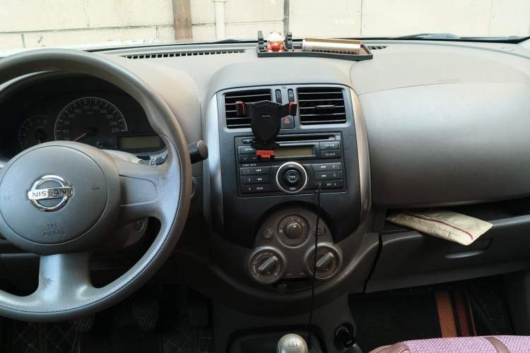 Used Nissan Sunny 2011 1.5XE Manual Comfort Edition Center Console