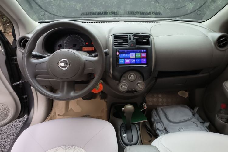 Used Nissan Sunny 2011 1.5XE CVT Comfort Edition Center Console