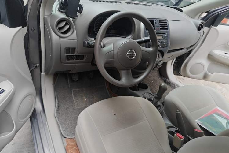 Used Nissan Sunny 2011 1.5XE Manual Comfort Edition Center Console