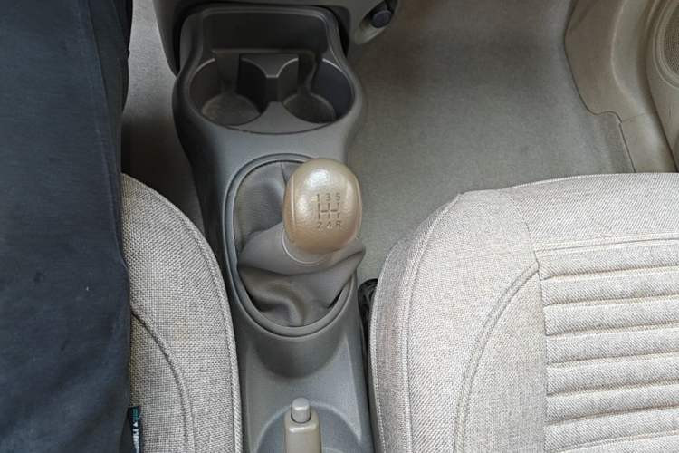 Used Nissan Sunny 2011 1.5XE Manual Comfort Edition Gear Lever