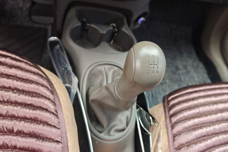 Used Nissan Sunny 2011 1.5XE Manual Comfort Edition Gear Lever
