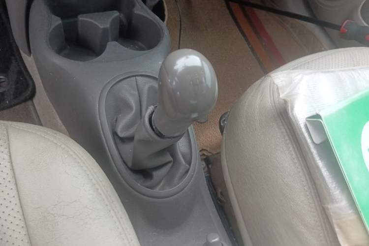 Used Nissan Sunny 2011 1.5XE Manual Comfort Edition Gear Lever