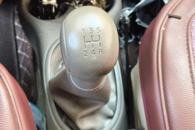 Used Nissan Sunny 2011 1.5XE Manual Comfort Edition Gear Lever