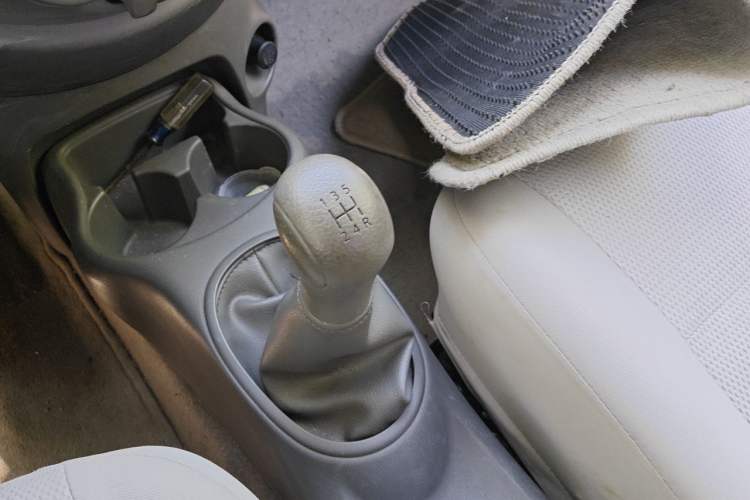 Used Nissan Sunny 2011 1.5XE Manual Comfort Edition Gear Lever