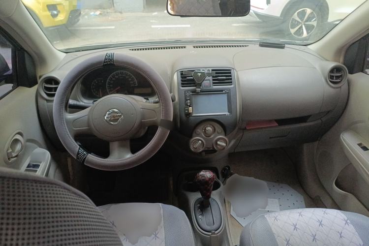 Used Nissan Sunny 2011 1.5XE CVT Comfort Edition Center Console