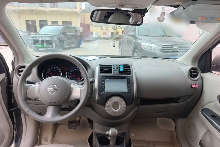 Used Nissan Sunny 2011 1.5XV CVT Deluxe Edition Center Console