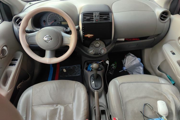 Used Nissan Sunny 2011 1.5XE CVT Comfort Edition Center Console