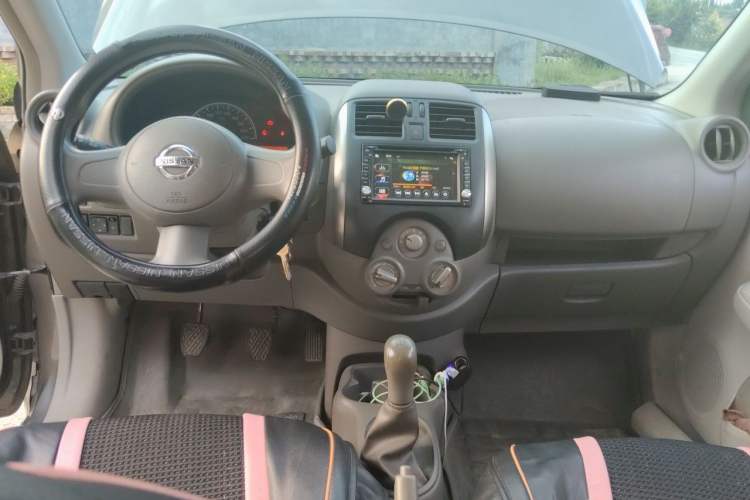Used Nissan Sunny 2011 1.5XE Manual Comfort Edition Center Console