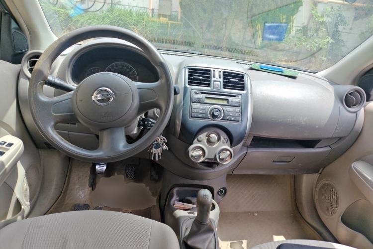 Used Nissan Sunny 2011 1.5XE Manual Comfort Edition Center Console