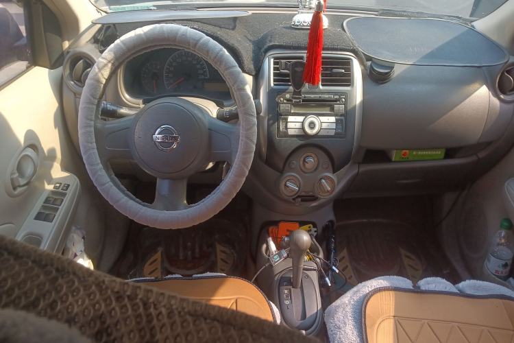 Used Nissan Sunny 2011 1.5XE CVT Comfort Edition Center Console