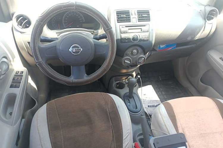 Used Nissan Sunny 2011 1.5XE CVT Comfort Edition Center Console