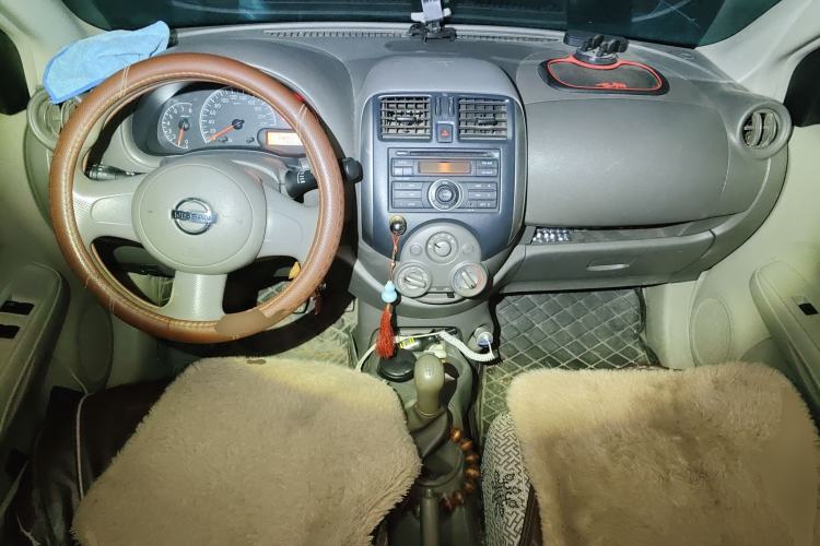 Used Nissan Sunny 2011 1.5XE Manual Comfort Edition Center Console