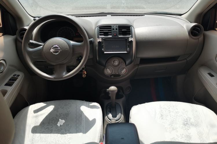 Used Nissan Sunny 2011 1.5XE CVT Comfort Edition Center Console