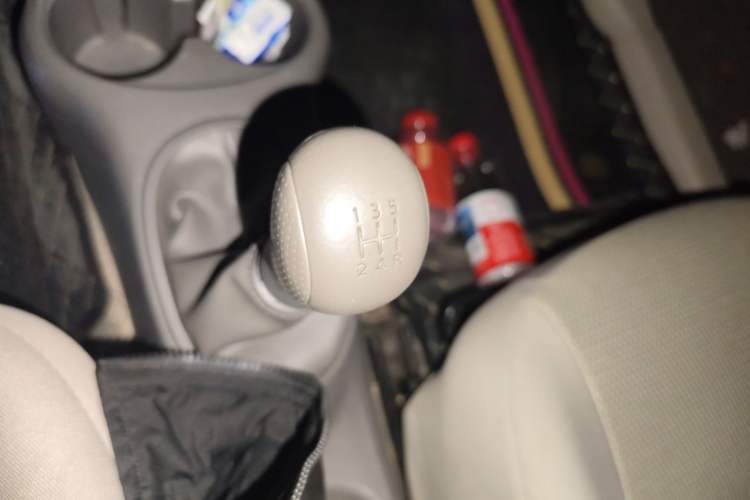 Used Nissan Sunny 2011 1.5XE Manual Comfort Edition Gear Lever