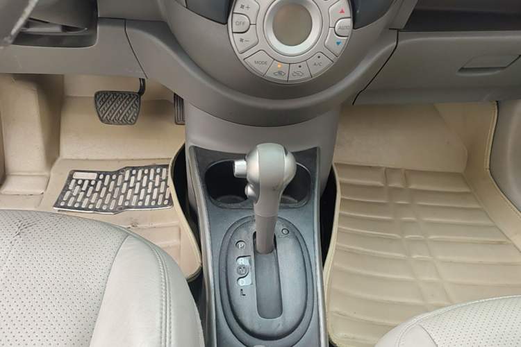Used Nissan Sunny 2011 1.5XV CVT Deluxe Edition Gear Lever