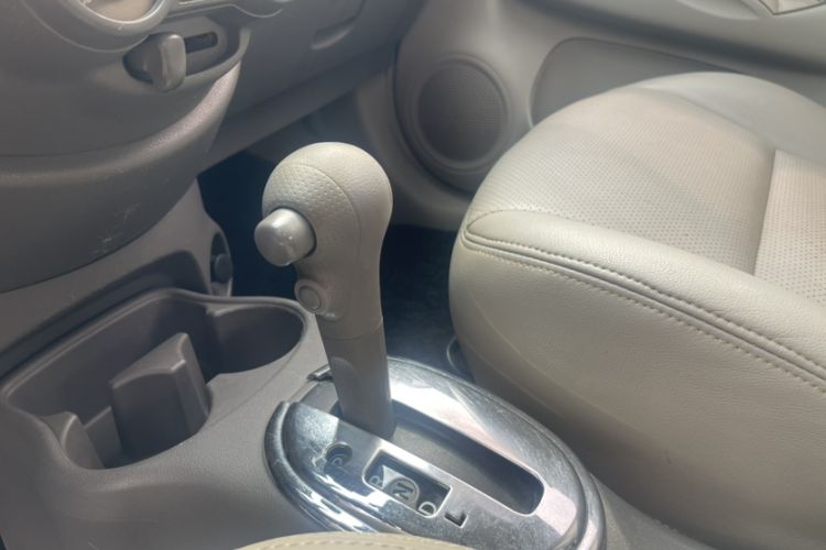 Used Nissan Sunny 2011 1.5XE CVT Comfort Edition Gear Lever