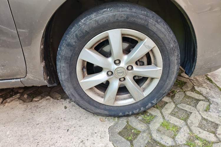 Used Nissan Sunny 2011 1.5XL Manual Deluxe Edition Right Front Wheel Hub