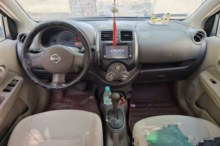 Used Nissan Sunny 2011 1.5XE CVT Comfort Edition Center Console