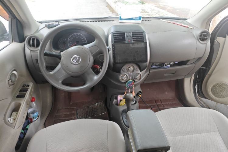Used Nissan Sunny 2011 1.5XE CVT Comfort Edition Center Console