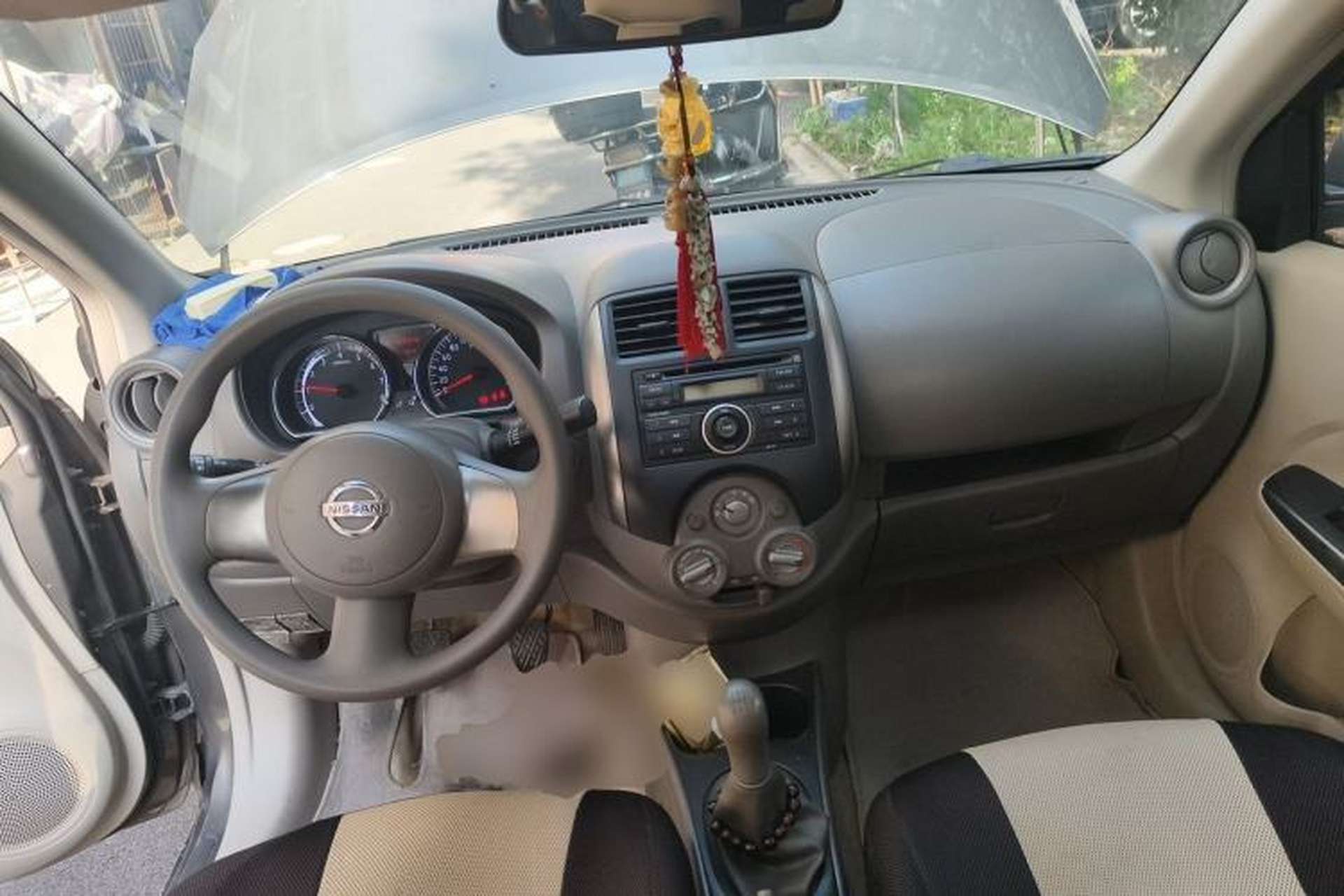 Used Nissan Sunny 2011 1.5XL Manual Deluxe Edition Center Console