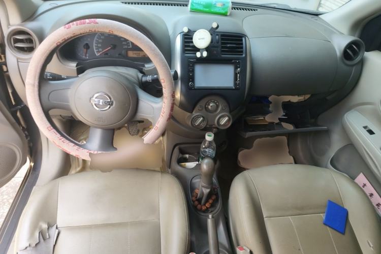 Used Nissan Sunny 2011 1.5XE Manual Comfort Edition Center Console