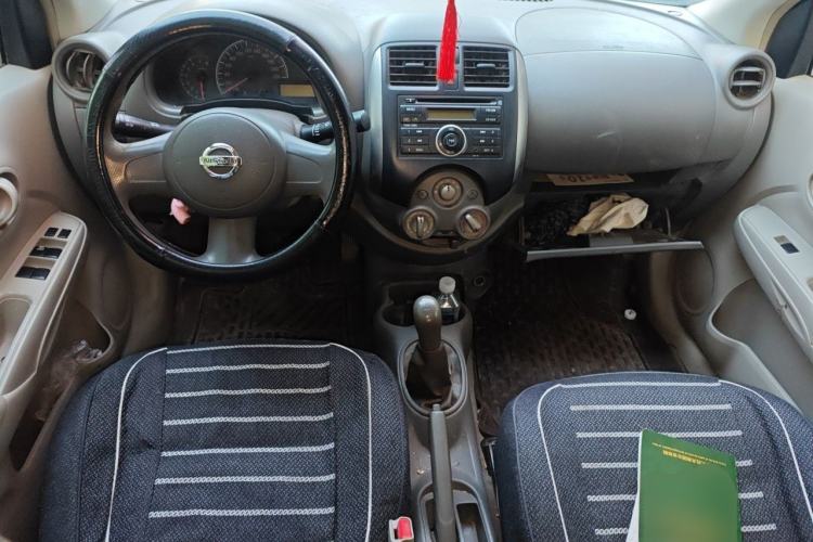Used Nissan Sunny 2011 1.5XE Manual Comfort Edition Center Console