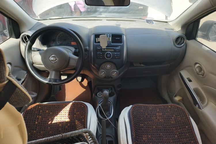 Used Nissan Sunny 2011 1.5XE Manual Comfort Edition Center Console
