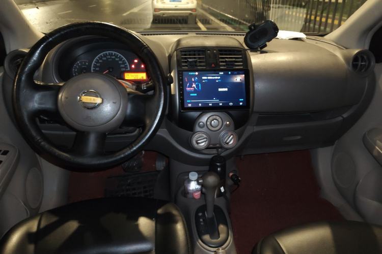 Used Nissan Sunny 2011 1.5XE CVT Comfort Edition Center Console