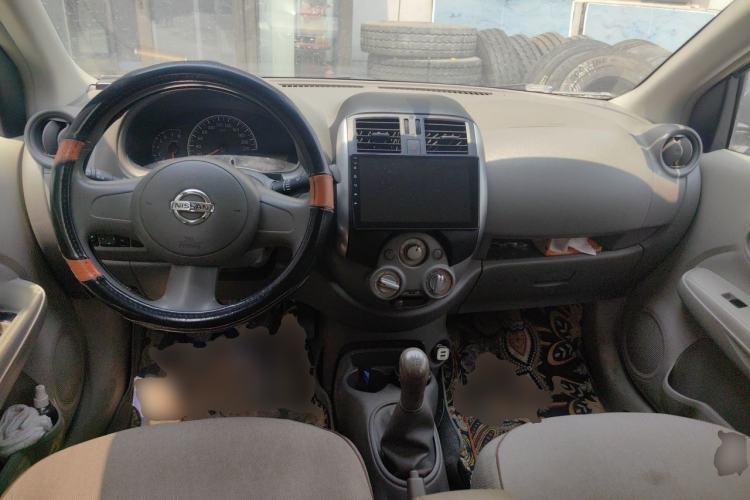 Used Nissan Sunny 2011 1.5XE Manual Comfort Edition Center Console