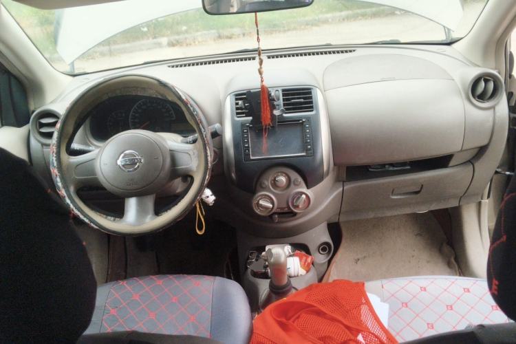 Used Nissan Sunny 2011 1.5XE Manual Comfort Edition Center Console