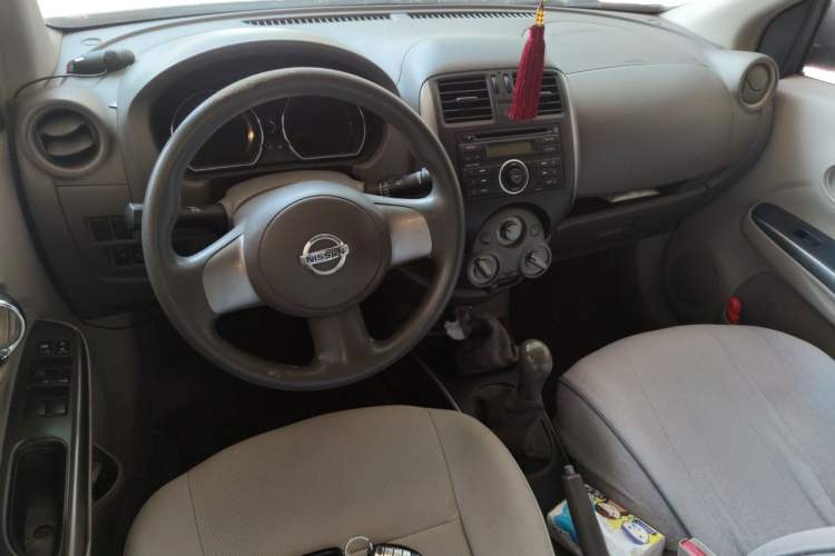 Used Nissan Sunny 2011 1.5XL Manual Deluxe Edition Center Console