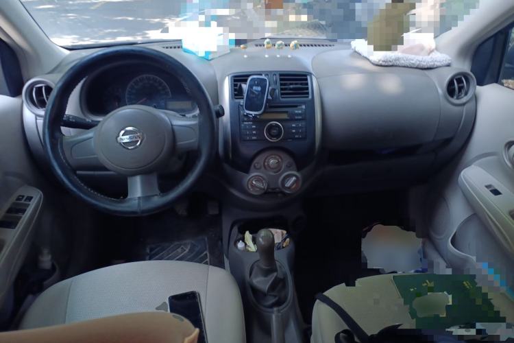 Used Nissan Sunny 2011 1.5XE Manual Comfort Edition Center Console