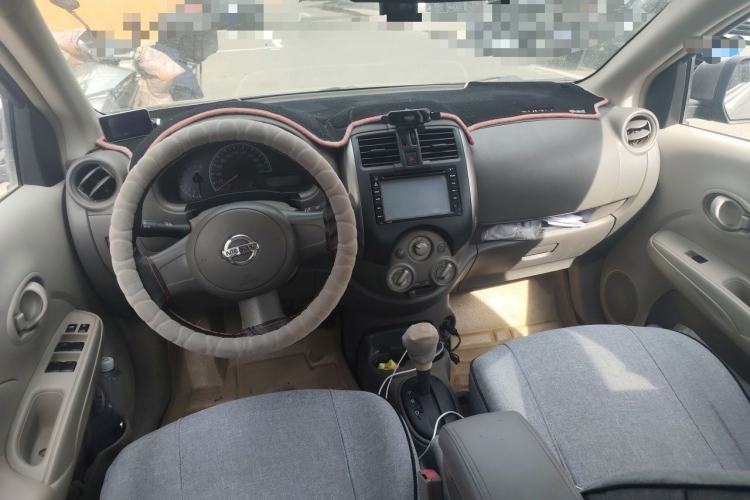Used Nissan Sunny 2011 1.5XE CVT Comfort Edition Center Console