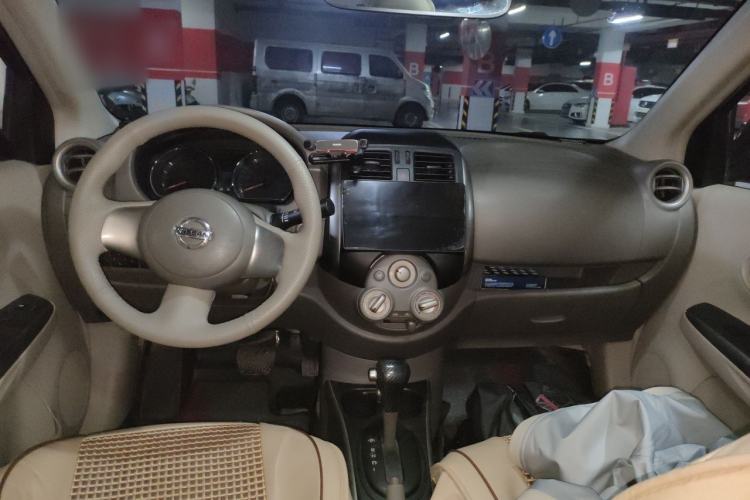 Used Nissan Sunny 2011 1.5XL CVT Luxury Edition Center Console