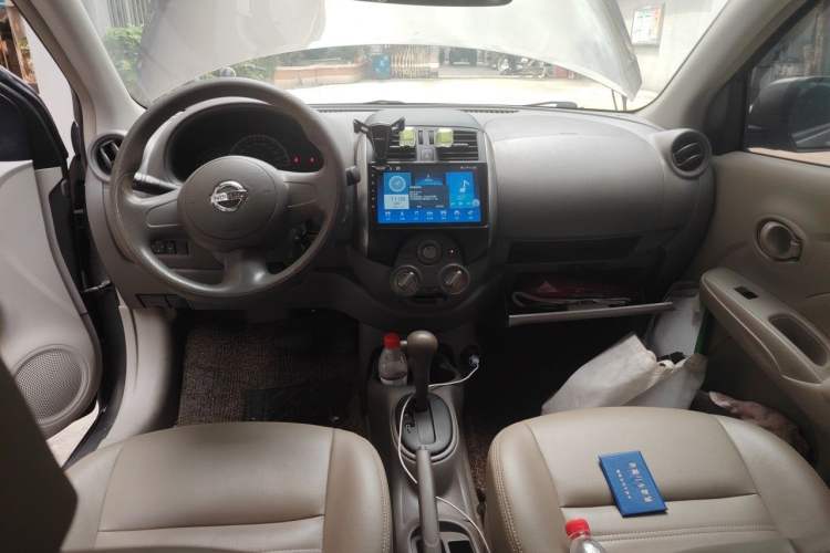 Used Nissan Sunny 2011 1.5XE CVT Comfort Edition Center Console