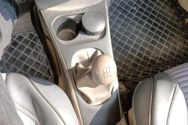 Used Nissan Sunny 2011 1.5XL Manual Deluxe Edition Gear Lever