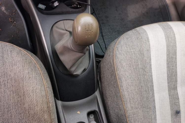 Used Nissan Sunny 2011 1.5XL Manual Deluxe Edition Gear Lever