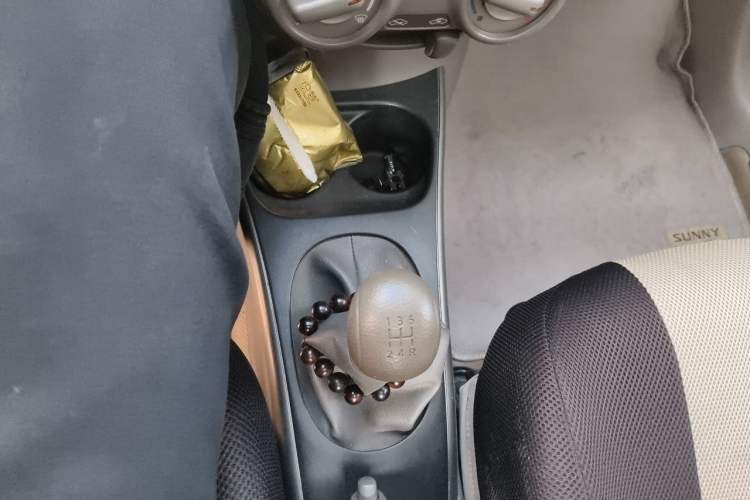 Used Nissan Sunny 2011 1.5XL Manual Deluxe Edition Gear Lever