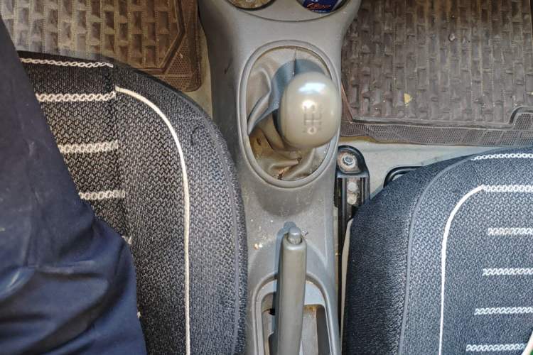 Used Nissan Sunny 2011 1.5XE Manual Comfort Edition Gear Lever