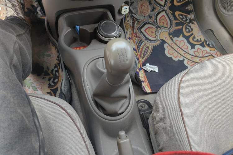 Used Nissan Sunny 2011 1.5XE Manual Comfort Edition Gear Lever