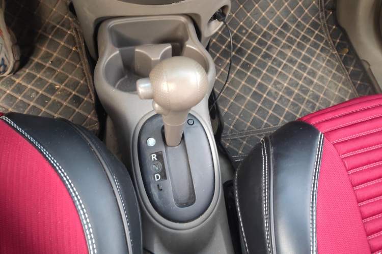 Used Nissan Sunny 2011 1.5XE CVT Comfort Edition Gear Lever