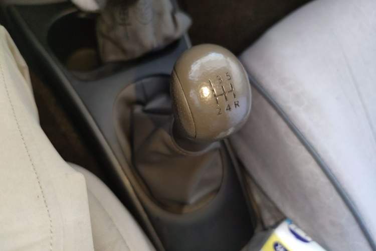 Used Nissan Sunny 2011 1.5XL Manual Deluxe Edition Gear Lever