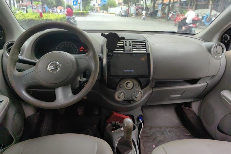 Used Nissan Sunny 2011 1.5XE Manual Comfort Edition Center Console