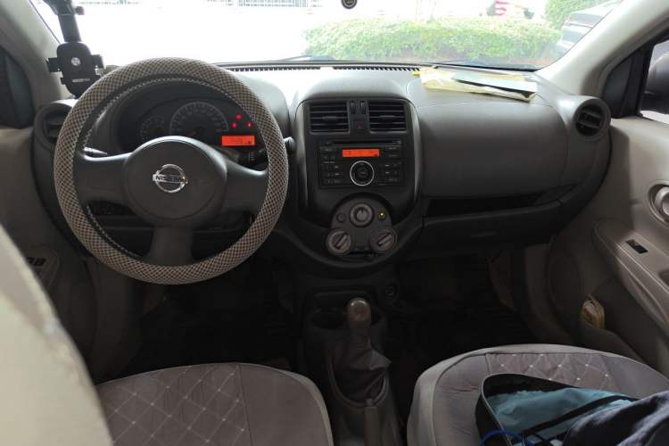 Used Nissan Sunny 2011 1.5XE Manual Comfort Edition Center Console