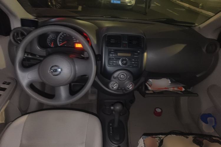 Used Nissan Sunny 2011 1.5XE CVT Comfort Edition Center Console