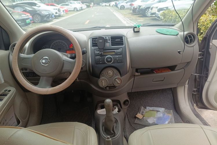 Used Nissan Sunny 2011 1.5XE Manual Comfort Edition Center Console