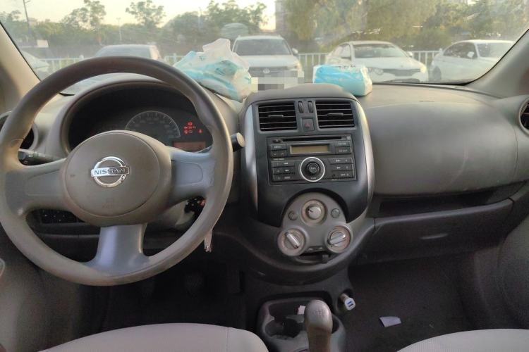 Used Nissan Sunny 2011 1.5XE Manual Comfort Edition Center Console